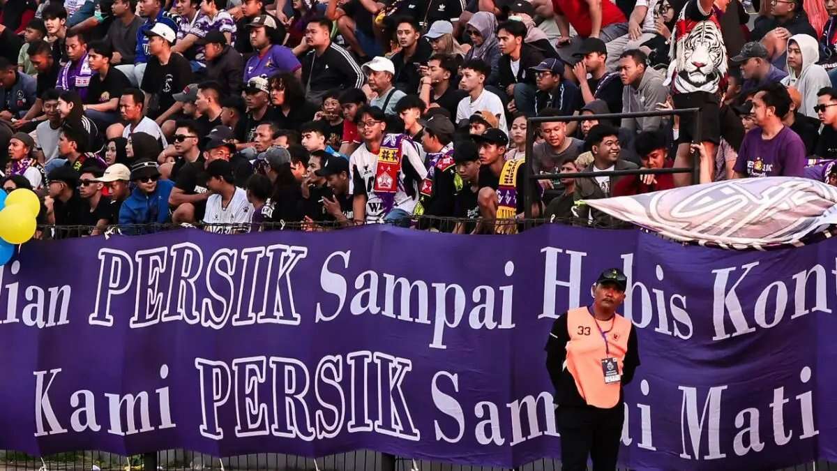 Kericuhan Suporter di Laga Persik Kediri vs Dewa United Kericuhan Suporter di Laga Persik Kediri vs Dewa United