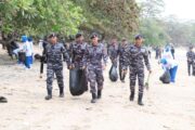 Aksi Bersih Pantai dalam Perayaan HUT ke-81 TNI AL di Sorong
