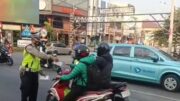 Efek Erupsi Anak Krakatau Terjang Depok, Polsek Cinere Aksi Bagikan Masker Gratis