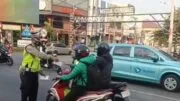 Efek Erupsi Anak Krakatau Terjang Depok, Polsek Cinere Aksi Bagikan Masker Gratis