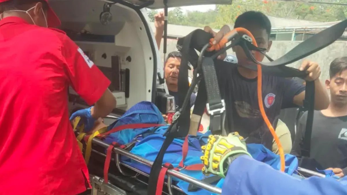 Kecelakaan Mobil Elf di Kali Cikumpa: 13 Penumpang Dilarikan ke Rumah Sakit