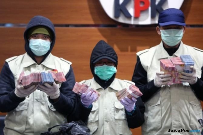 Operasi Tangkap Tangan: KPK Amankan Pejabat Dalam Dugaan Korupsi Operasi Tangkap Tangan: KPK Amankan Pejabat Dalam Dugaan Korupsi