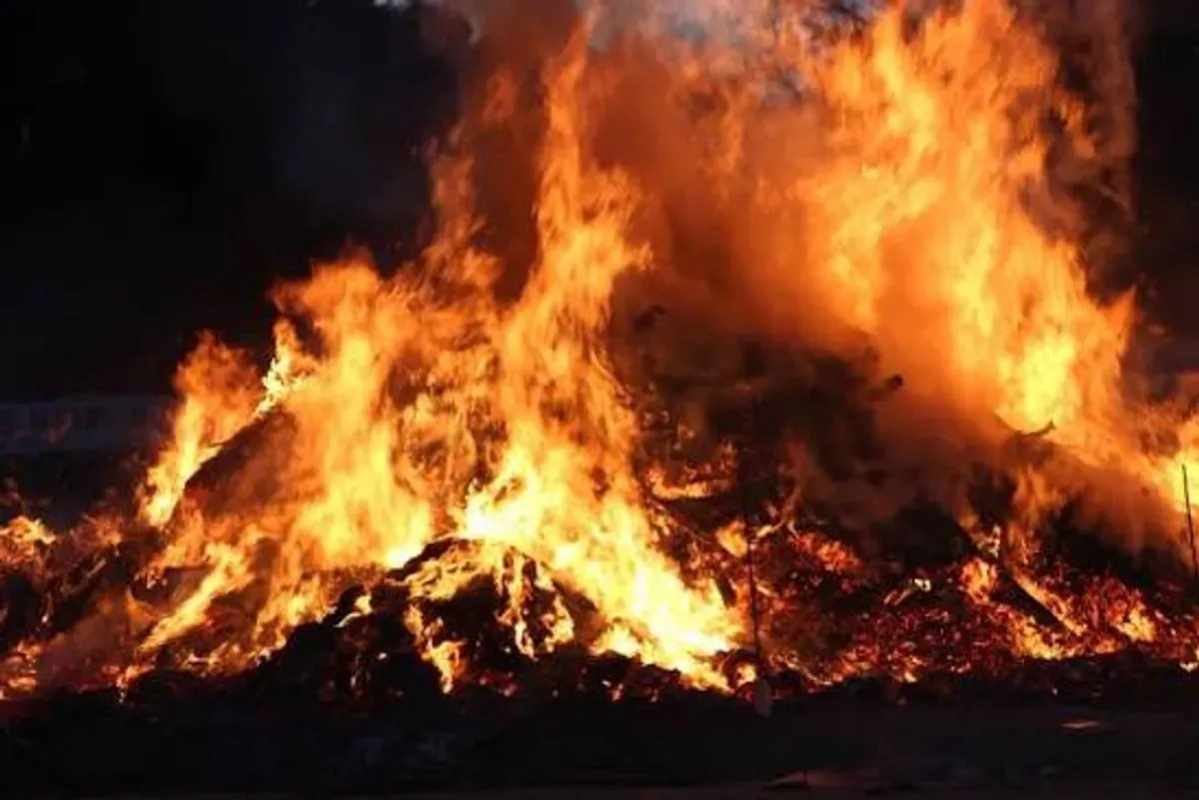 Kebakaran Melanda Kosambi: Puluhan Gudang Terbakar, Petugas Berjuang Padamkan Api