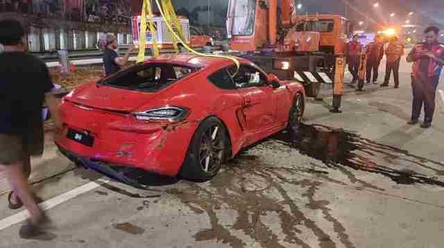 Kecelakaan Mobil Sport di Tol Desari