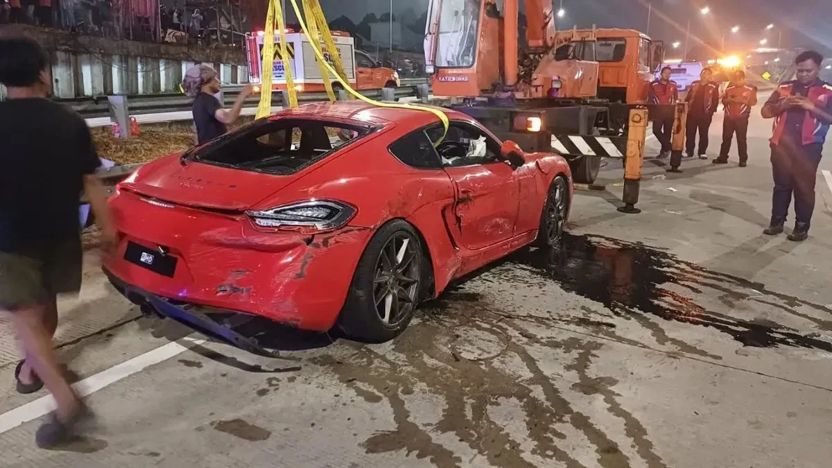 Kecelakaan Mobil Sport di Tol Desari