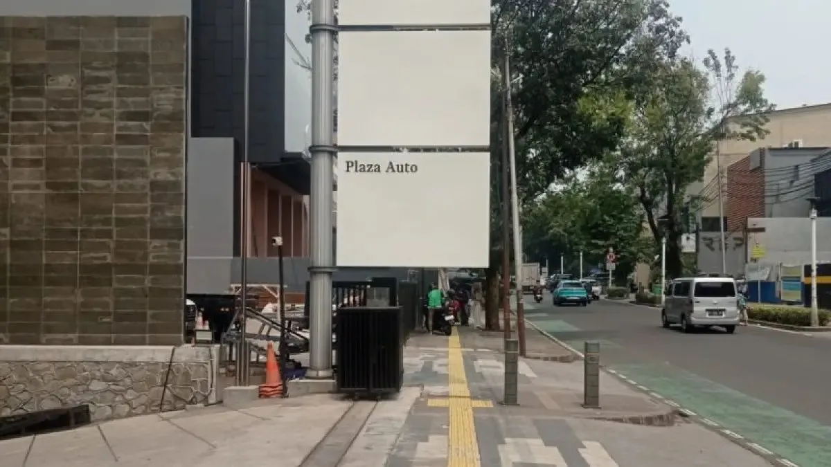 Penertiban Reklame Mengganggu Ruang Pejalan Kaki Penertiban Reklame Mengganggu Ruang Pejalan Kaki