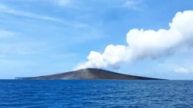 Transformasi Menakjubkan Gunung Anak Krakatau Pasca Keruntuhan