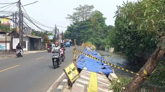 Kerusakan Trotoar Taman Secawan Depok Belum Diperbaiki