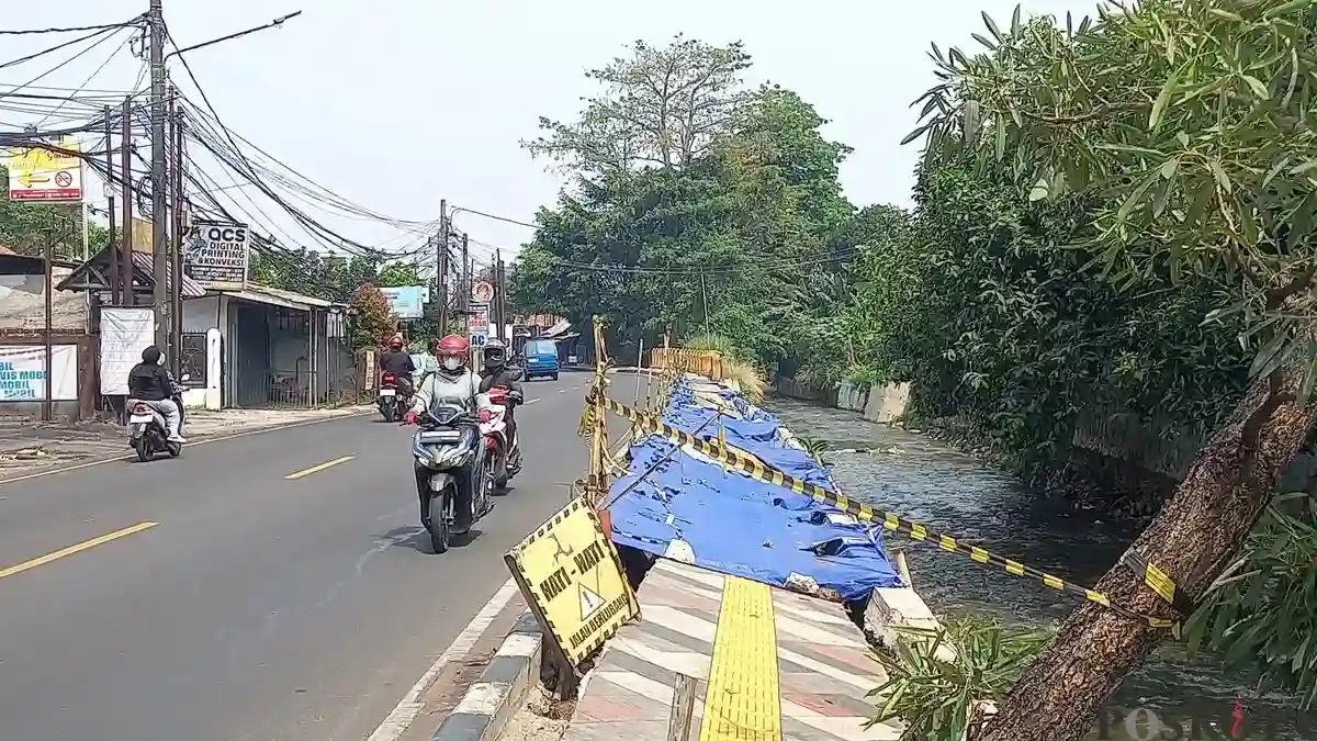 Kerusakan Trotoar Taman Secawan Depok Belum Diperbaiki