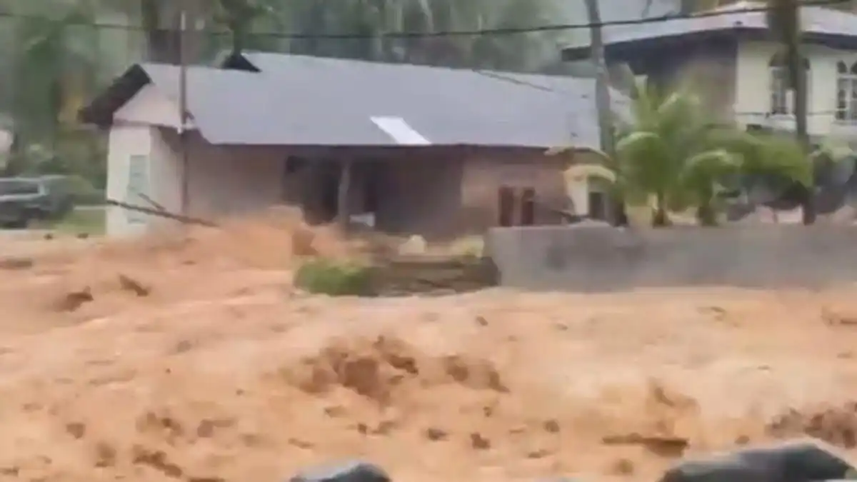 Banjir Menggenangi Sejumlah Wilayah Kota Padang Setelah Hujan Ekstrem