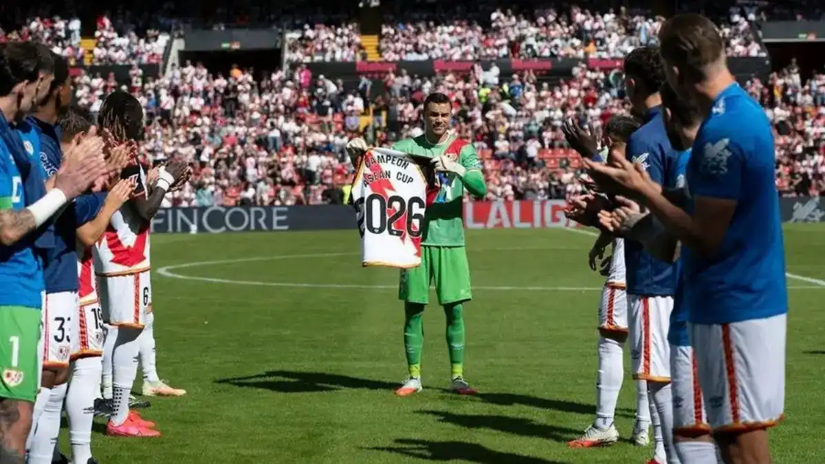Momen Penghormatan Emil Audero oleh Rayo Vallecano Ternodai Suporter Sendiri Momen Penghormatan Emil Audero oleh Rayo Vallecano Ternodai Suporter Sendiri