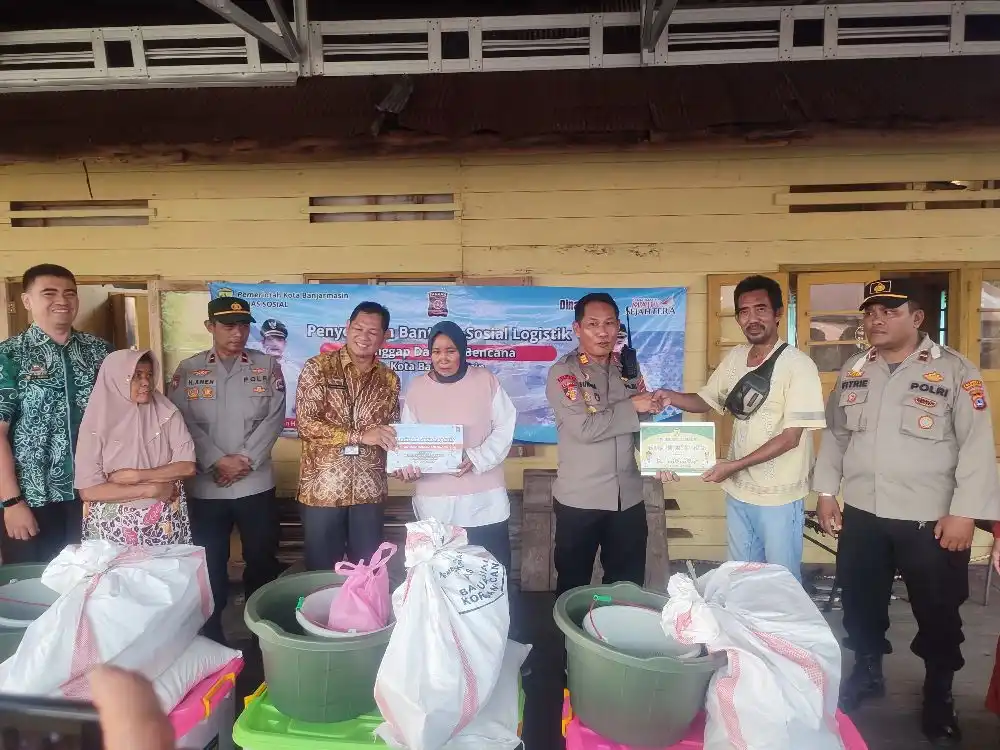 Polsek Banjarmasin Utara Bantu Warga Terdampak Kebakaran di Alalak Selatan