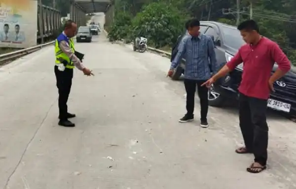 Rem Blong di Jalan Menurun, Truk Fuso Hantam Empat Kendaraan di Pringsewu