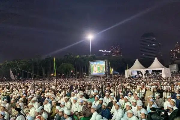 Jemaah Memadati Monas, Habib Umar Bin Hafidz Hadiri Tablig Akbar Majelis Rasulullah