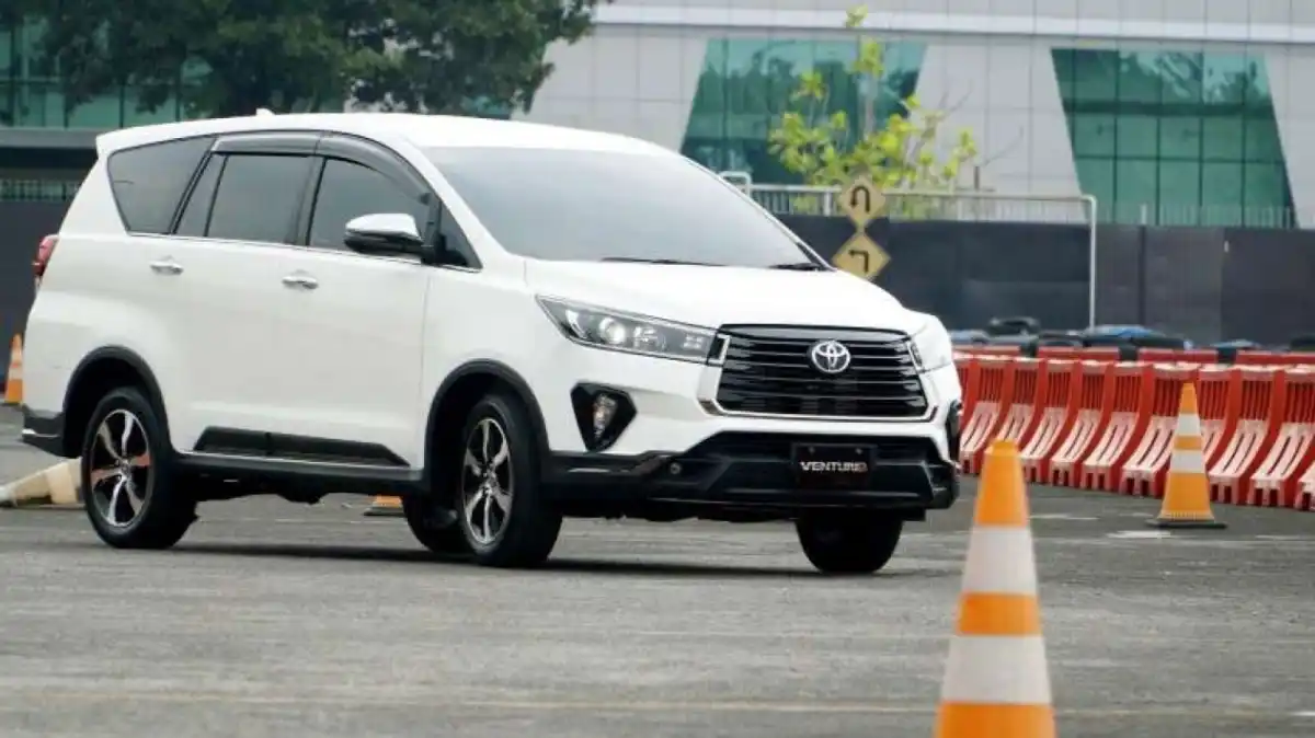 Sorotan Otomotif Indonesia: Duel Innova, Kepraktisan Honda ADV 160, dan Kinerja Avanza-Xpander