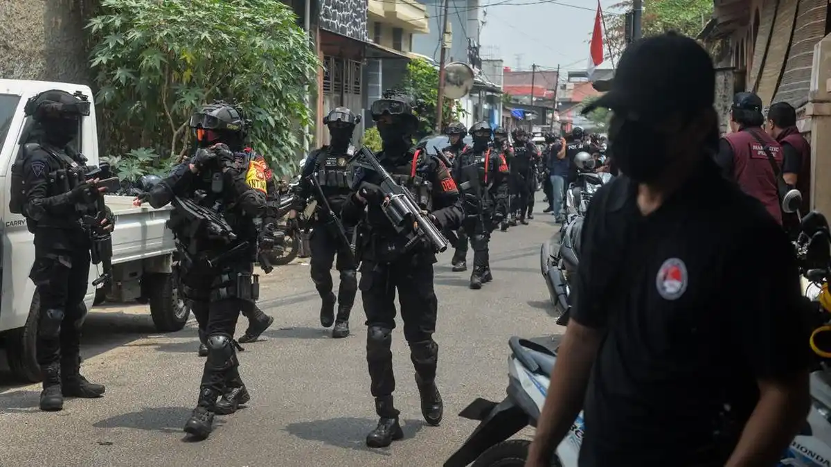 Penggerebekan Kampung Boncos: Empat Pria Diamankan dan Lapak Narkoba Dibakar