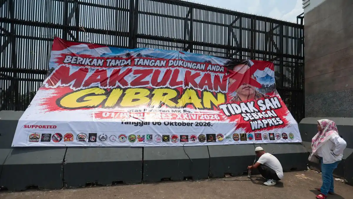 KNPRI Bentangkan Spanduk Raksasa dan Galang Dukungan untuk Pemakzulan Gibran