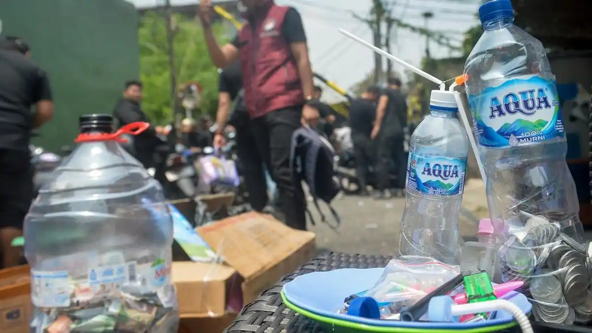 Sembilan Orang Diamankan dalam Penggerebekan Dugaan Sarang Narkoba di Bekasi Sembilan Orang Diamankan dalam Penggerebekan Dugaan Sarang Narkoba di Bekasi