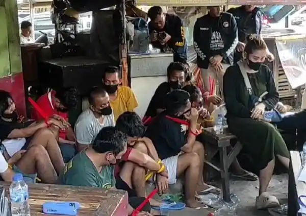 Operasi Gabungan di Jalan Kunti Surabaya Amankan 19 Terduga Kasus Narkoba Operasi Gabungan di Jalan Kunti Surabaya Amankan 19 Terduga Kasus Narkoba
