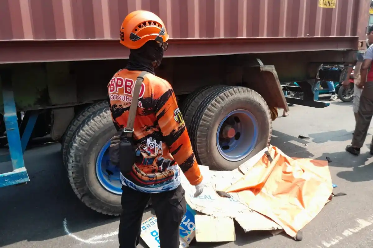 Perempuan Pengendara Motor Meninggal dalam Kecelakaan dengan Truk Trailer di Surabaya