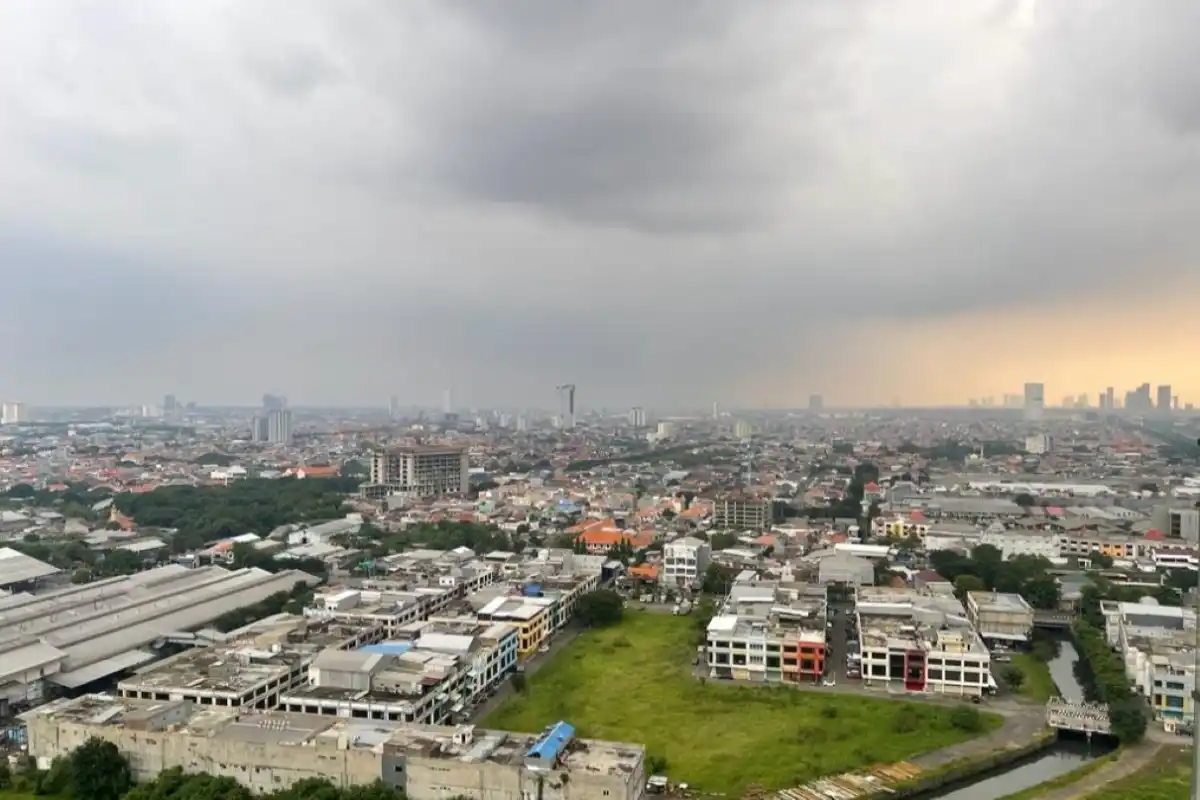 Kabut Asap dan Bau Hangus Dikeluhkan Warga Surabaya