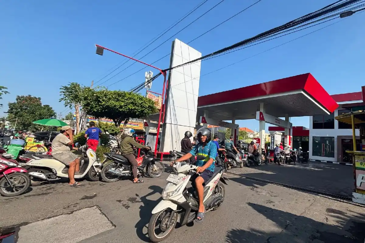 Pertalite Kosong di Sejumlah SPBU Surabaya, Antrean Muncul di Lokasi yang Masih Memiliki Stok