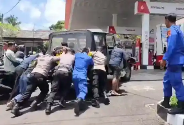 Polisi Gianyar Bantu Dorong Mobil Mogok di Tengah Antrean BBM yang Mengular