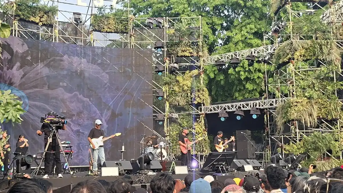 Tiga Babak Pertunjukan Efek Rumah Kaca di Synchronize Fest 2026