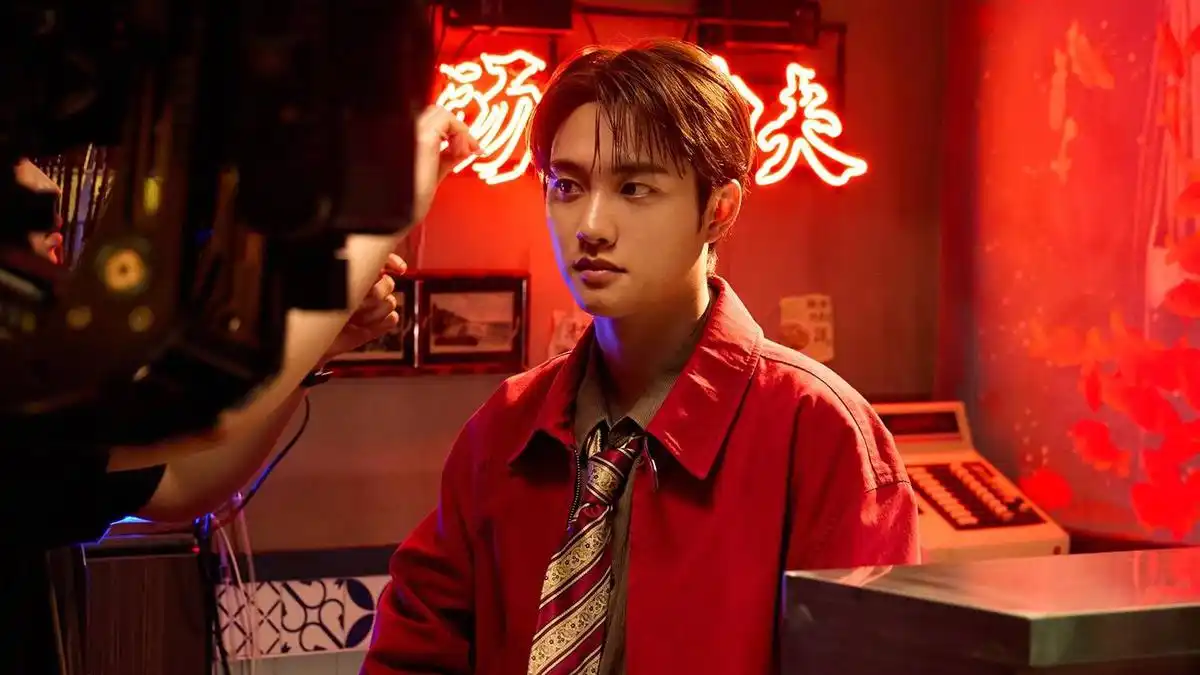 Doh Kyungsoo Tampil dalam Dua Citra di Pemotretan E.I.O.M, Jakarta Masuk Jadwal Tur Konser