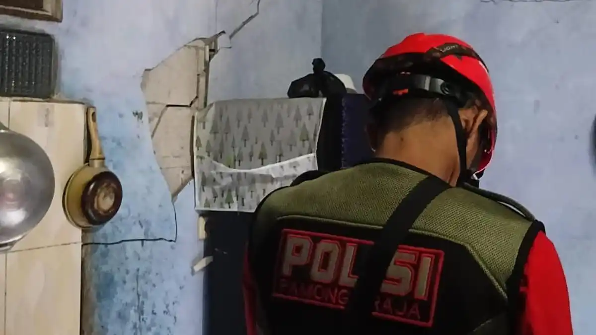 Gempa Magnitudo 4,1 di Bogor Rusak 17 Rumah, Puluhan Warga Mengungsi Gempa Magnitudo 4,1 di Bogor Rusak 17 Rumah, Puluhan Warga Mengungsi