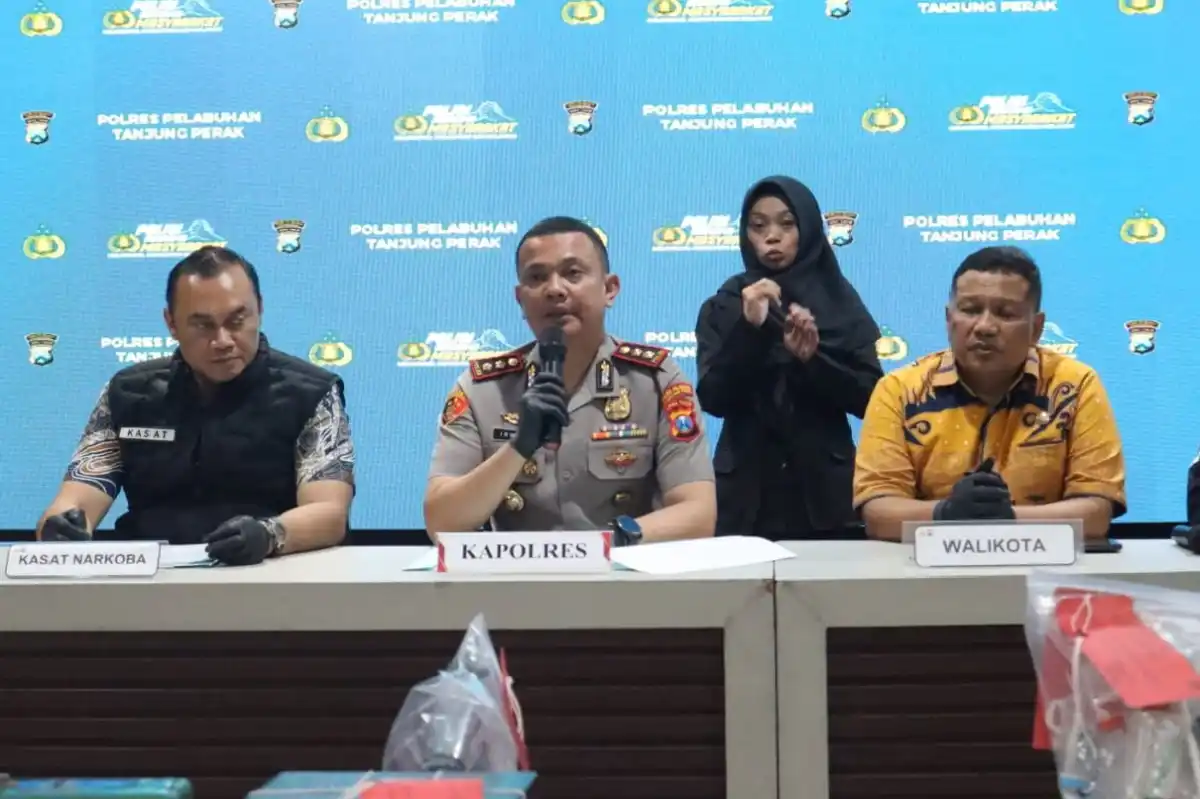 Penanganan 19 Orang dalam Operasi Narkoba di Jalan Kunti Surabaya Penanganan 19 Orang dalam Operasi Narkoba di Jalan Kunti Surabaya