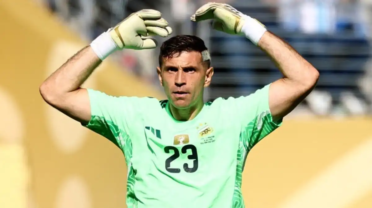 Emiliano Martínez Jalani Operasi Setelah Alami Gegar Otak dan Retak Rahang