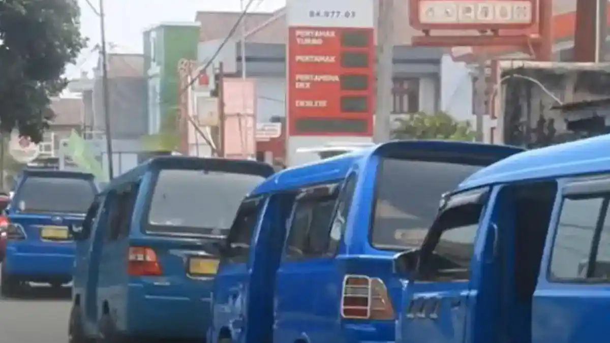 Antrean Pertalite Berjam-jam di Ternate, Pengendara Polewali Mandar Juga Menunggu Panjang