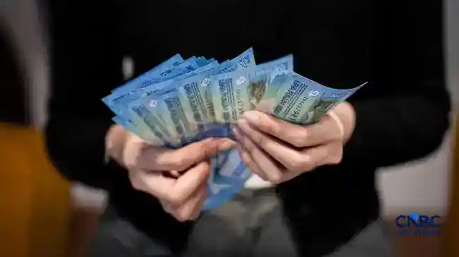 Warga Tukar Dolar Brunei dan Singapura di Tengah Pelemahan Rupiah Warga Tukar Dolar Brunei dan Singapura di Tengah Pelemahan Rupiah