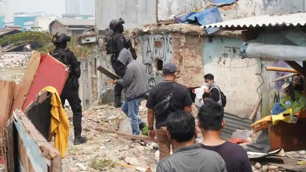Penggerebekan di Kampung Boncos: 101 Personel dan Barang Bukti Perlengkapan Sabu Penggerebekan di Kampung Boncos: 101 Personel dan Barang Bukti Perlengkapan Sabu