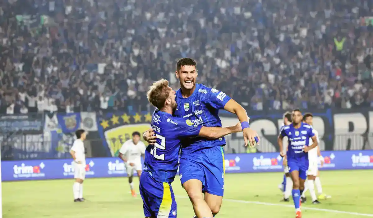 Sundulan Julio Cesar Bawa Persib Menang Tipis atas Persik Sundulan Julio Cesar Bawa Persib Menang Tipis atas Persik