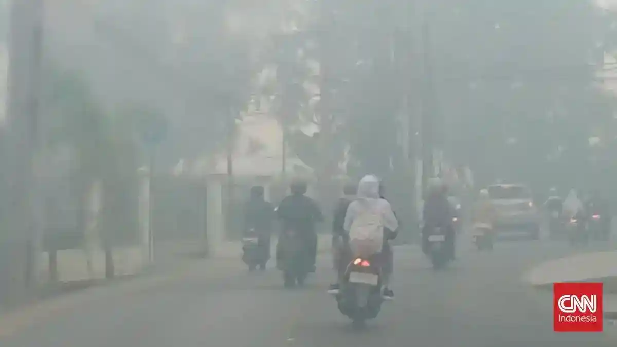 Asap Karhutla Membatasi Pandangan dan Ganggu Warga Palembang