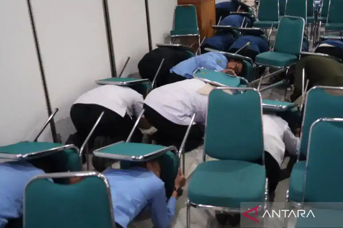 Simulasi Gempa di Jakarta Timur Uji Kesiapan Petugas dan Pegawai