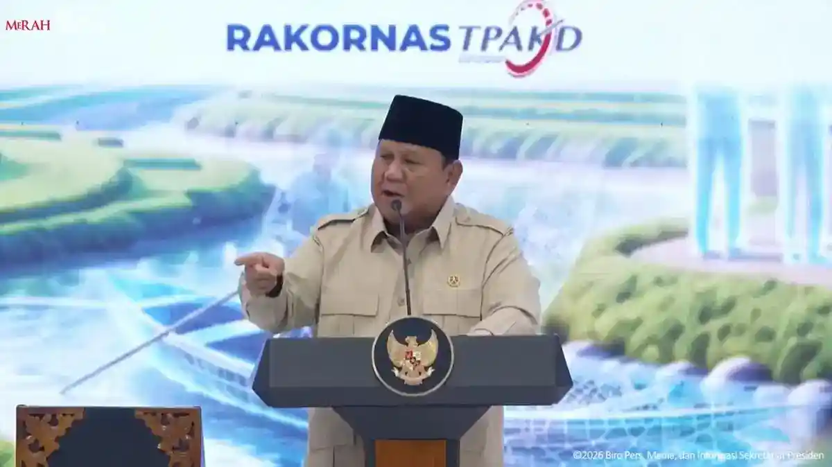 Prabowo Akhiri Pidato Setelah Isyarat dari Seskab Teddy di Rakornas TPKAD