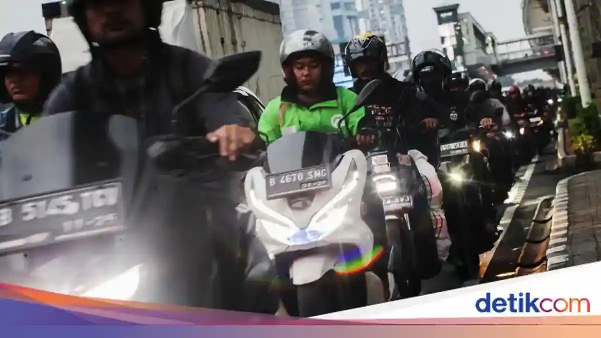 Kebakaran Tumpukan Kayu di MT Haryono Padam, Arus Lalu Lintas Sempat Melambat